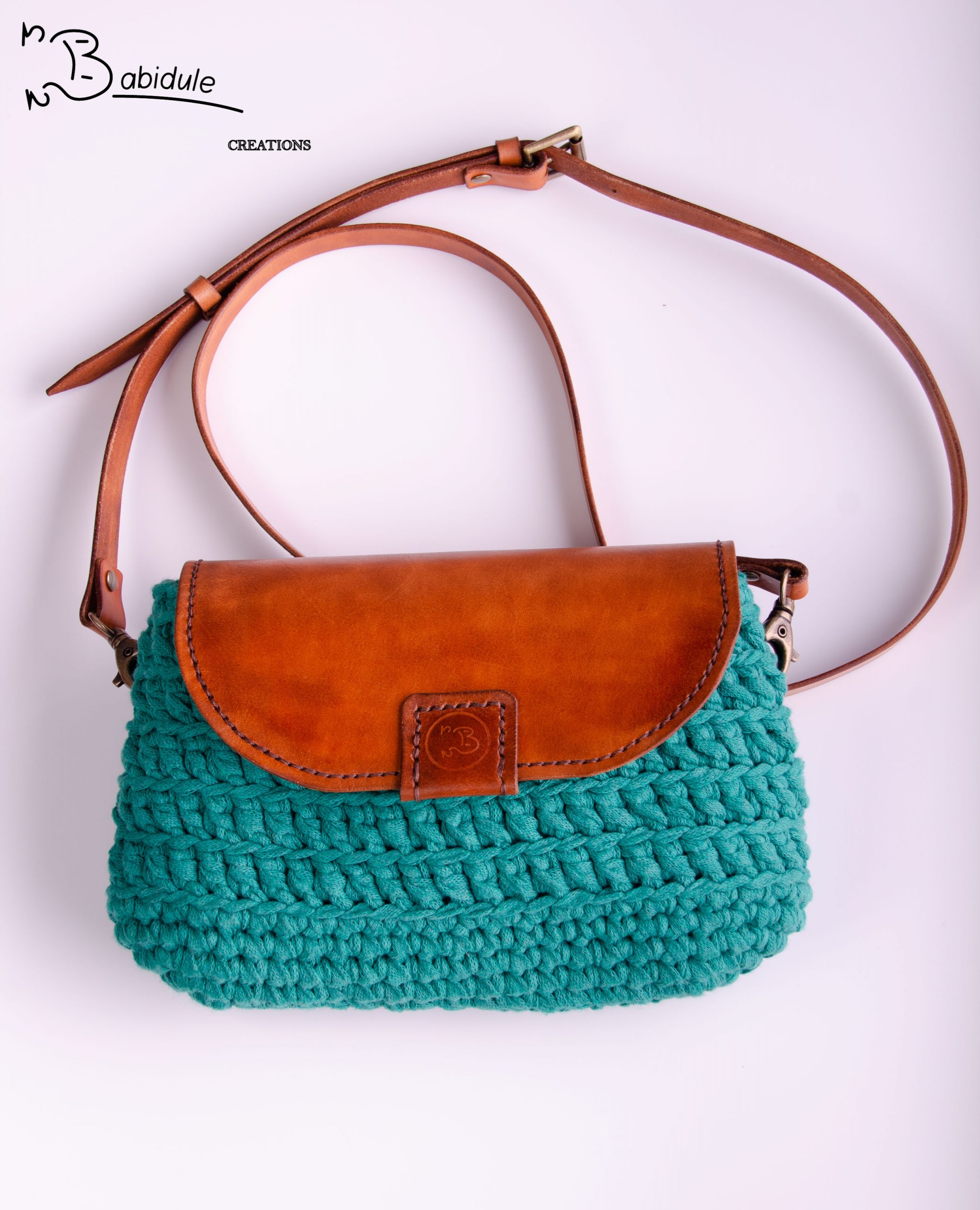 Sac à main en cuir naturel, crochet en laiton vieilli et bandoulière